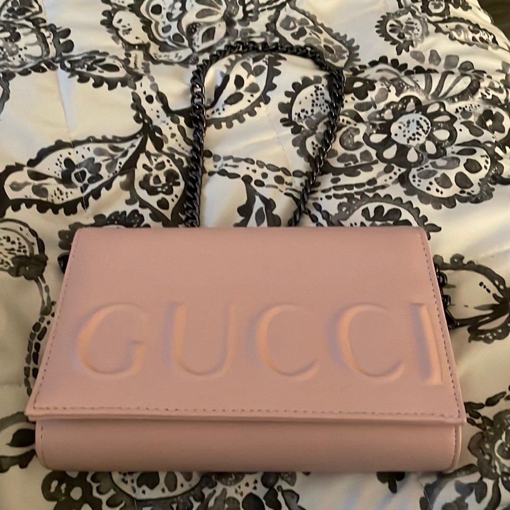 New purse never been used has a duster for it light pink like the photo